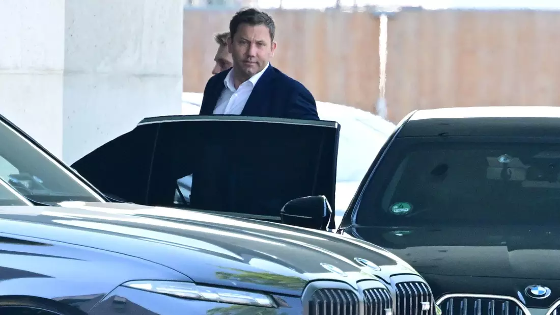 SPD-Chef Lars Klingbeil fährt am Kanzleramt vor.  - Bild: Fabian Sommer/dpa