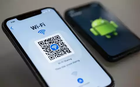 Ein iPhone zeigt einen WLAN-Freigabe-QR-Code, dahinter ein Android-Handy zum Scannen bereit. - Foto: über boerse-global.de