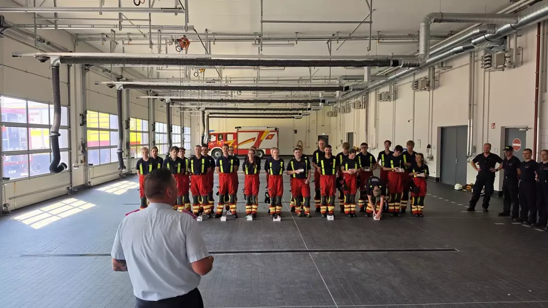 FW Lehrte: Modulare Grundausbildung: Nachwuchs der Stadtfeuerwehr Lehrte stellt sich der Hitze - Bild: presseportal.de