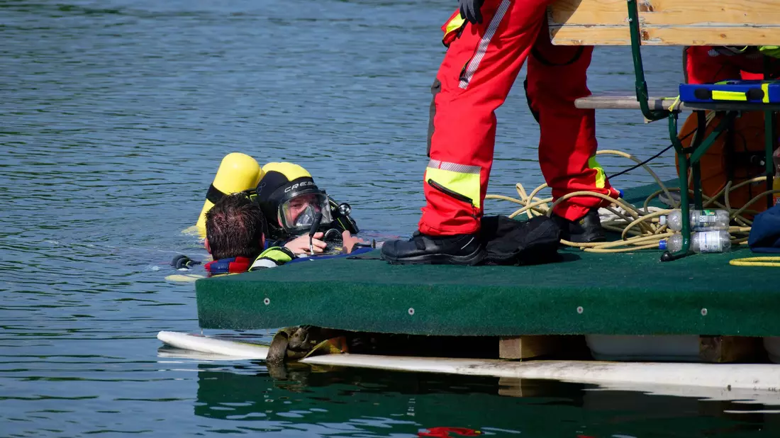 Taucher suchten in einem See bei Düren nach einem 14-Jährigen. - Bild: Henning Kaiser/dpa