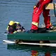 Taucher suchten in einem See bei Düren nach einem 14-Jährigen. - Bild: Henning Kaiser/dpa