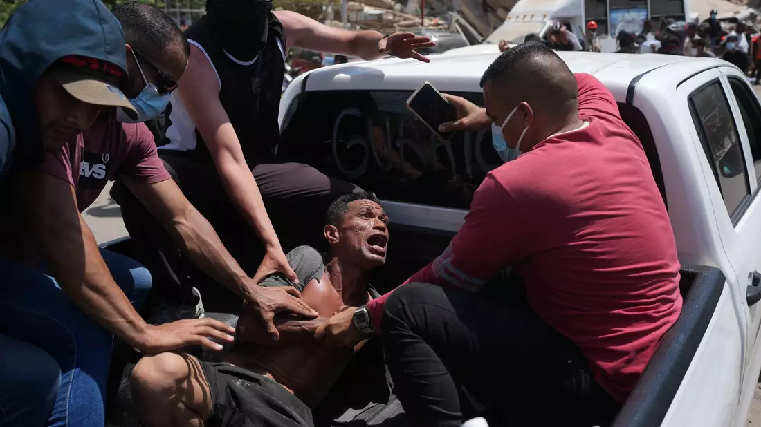 Drei Tage nach den Erdbeben wurde dieser Mann aus den Trümmern gerettet.  - Bild: Fernando Vergara/AP/dpa