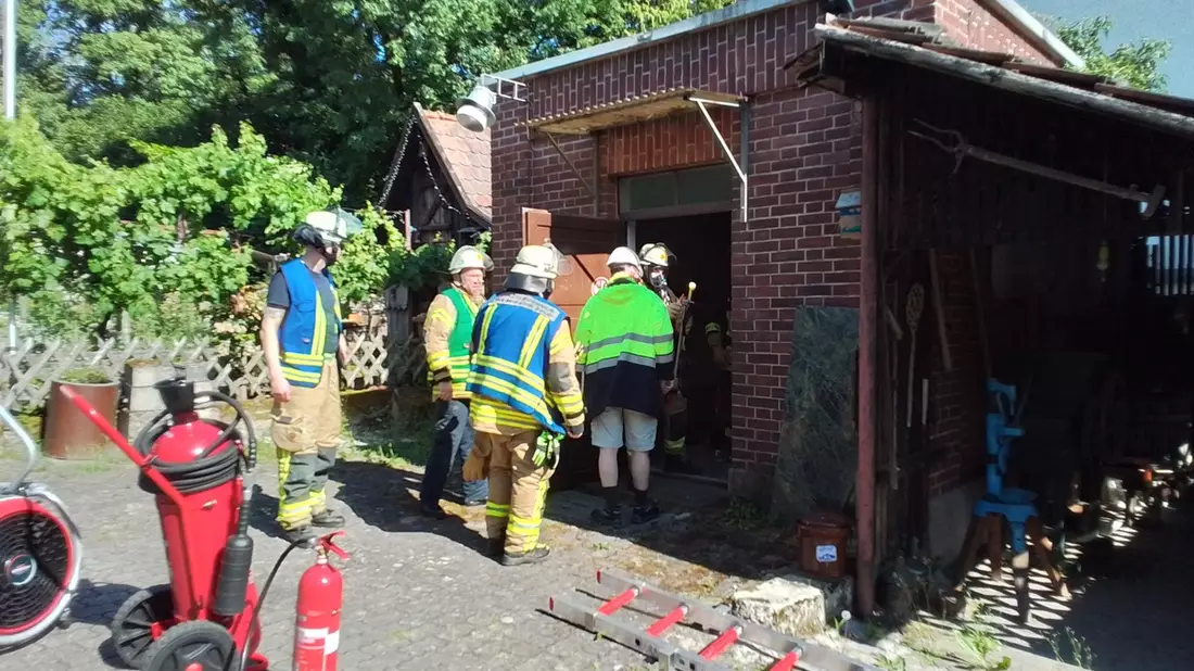 FW Weinheim: Trafostationsbrand in Lützelsachsen. Feuerwehr Weinheim bei extremer Hitze im Einsatz. - Bild: presseportal.de