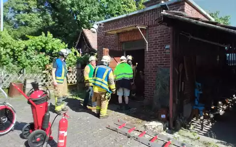 FW Weinheim: Trafostationsbrand in Lützelsachsen. Feuerwehr Weinheim bei extremer Hitze im Einsatz. - Foto: presseportal.de
