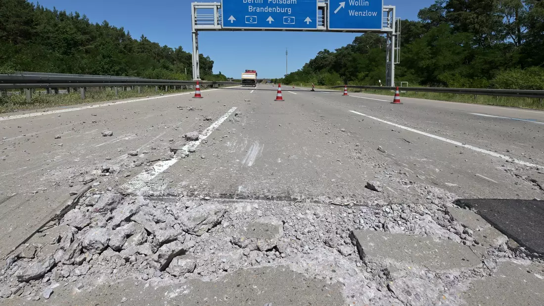 Hitzeschäden sorgen auf mehreren Autobahnen derzeit für Sperrungen und Tempolimits.  - Bild: Michael Bahlo/dpa