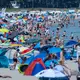 Die Strände waren vielerorts überfüllt. - Bild: Stefan Sauer/dpa