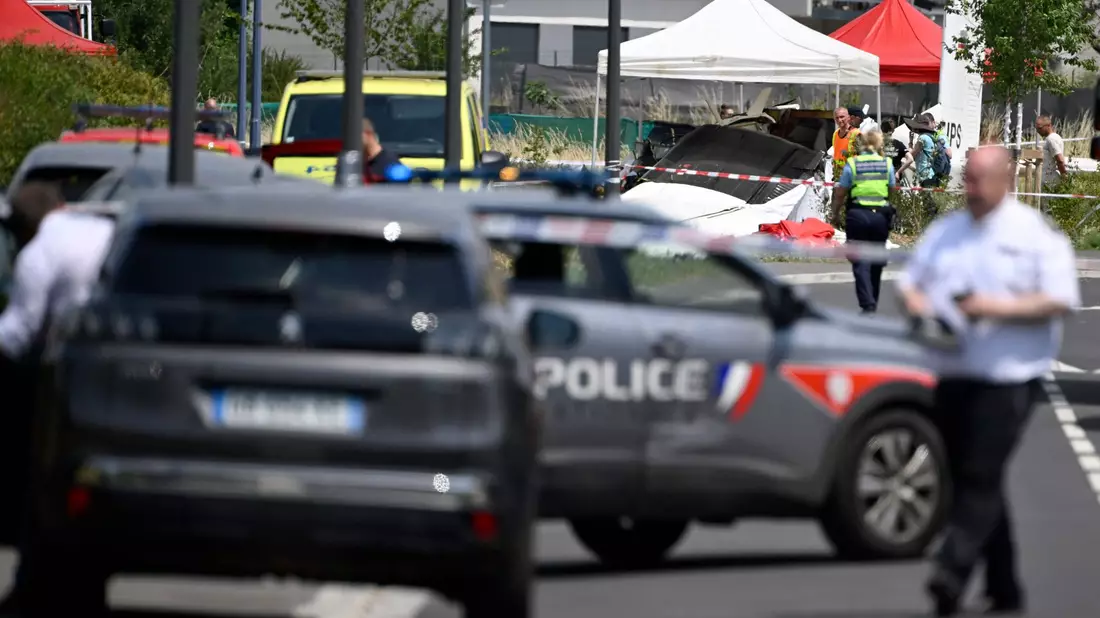 Die französische Polizei hat die Unglücksstelle abgesperrt. - Bild: Jean-Christophe Verhaegen/AFP/dpa