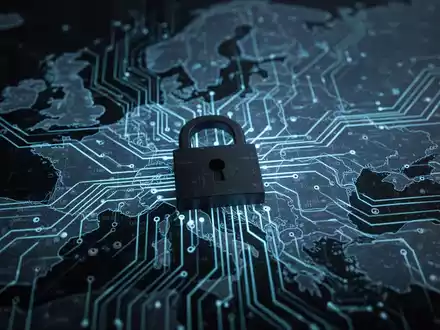 Stilisierte Leiterplatte mit blauen Leuchtlinien, überlagert von einer abstrakten Karte Osteuropas und einem digitalen Schlosssymbol. - Foto: über boerse-global.de