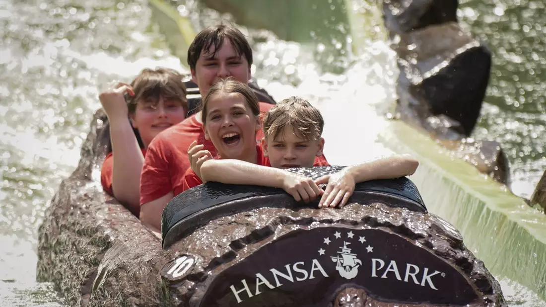 FW-LFVSH: Nachwuchs-Feuerwehrleute trotzen beim 19. Aktionstag im HANSA-PARK den heißen Temperaturen - Bild: presseportal.de