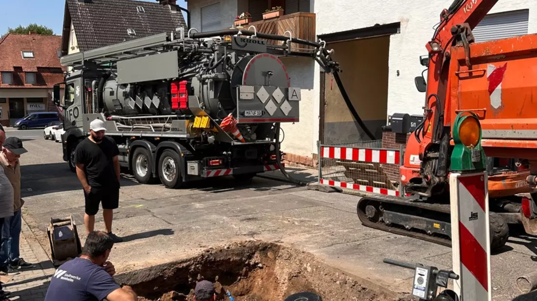FW Weinheim: Wasserrohrbruch verursacht schwere Schäden. Weinheimer Feuerwehr und Stadtwerke Weinheim stundenlang gefordert. - Bild: presseportal.de