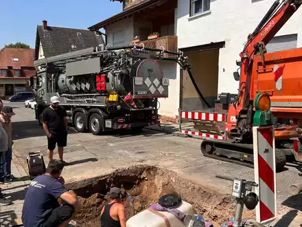 FW Weinheim: Wasserrohrbruch verursacht schwere Schäden. Weinheimer Feuerwehr und Stadtwerke Weinheim stundenlang gefordert. - Foto: presseportal.de