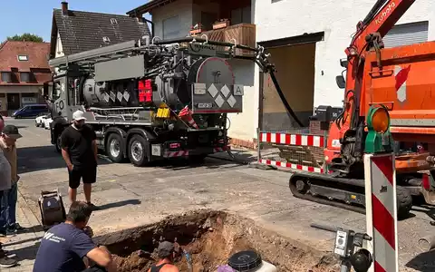 FW Weinheim: Wasserrohrbruch verursacht schwere Schäden. Weinheimer Feuerwehr und Stadtwerke Weinheim stundenlang gefordert. - Foto: presseportal.de