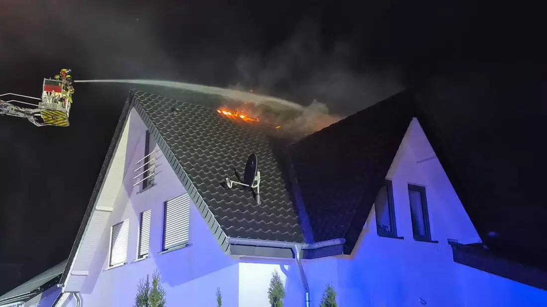 FW Bad Oeynhausen: Dachstuhlbrand infolge eines Blitzeinschlages - Bild: presseportal.de