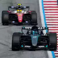 George Russell lag im Mercedes von Anfang an vorn. - Foto: Darko Bandic/AP/dpa