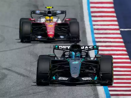 George Russell lag im Mercedes von Anfang an vorn. - Foto: Darko Bandic/AP/dpa