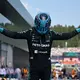 George Russell feiert seinen Sieg in Österreich. - Bild: Denes Erdos/AP/dpa