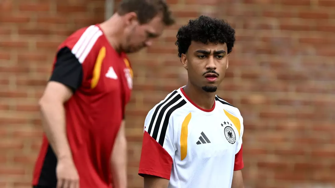 Gute Nachricht für den Bundestrainer (l): Nathaniel Brown ist beim Abschlusstraining dabei. - Bild: Federico Gambarini/dpa