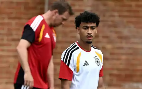 Gute Nachricht fĂŒr den Bundestrainer (l): Nathaniel Brown ist beim Abschlusstraining dabei. - Foto: Federico Gambarini/dpa