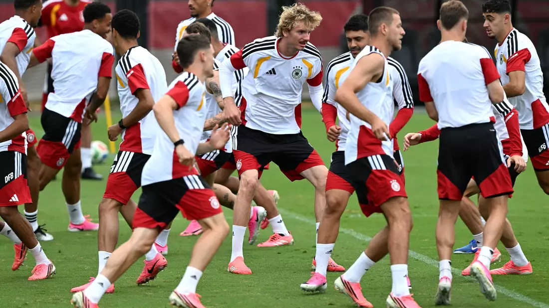 Beim Training der Nationalmannschaft wurde gleich auf Physis Wert gelegt. - Bild: Federico Gambarini/dpa