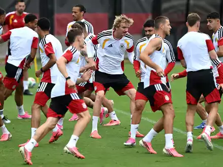 Beim Training der Nationalmannschaft wurde gleich auf Physis Wert gelegt. - Foto: Federico Gambarini/dpa