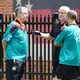 DFB-Geschäftsführer Andreas Rettig und Rudi Völler haben beim Training viel zu bereden.  - Bild: Christian Charisius/dpa