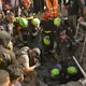 Rettungskräfte suchen nach Überlebenden des Erdbebens. - Bild: Matias Delacroix/AP/dpa