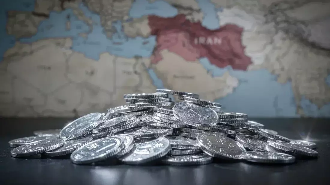 Plata cae 20% en un mes: Fed hawkish y déficit estructural dividen al mercado