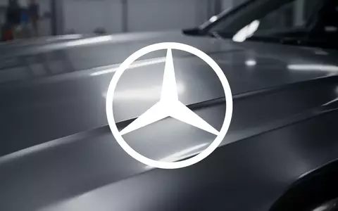 Abstrakte Szene, die die finanzielle Leistung der Automobilindustrie darstellt, mit weichem Licht auf einer metallischen Oberfläche. - Foto: über boerse-global.de