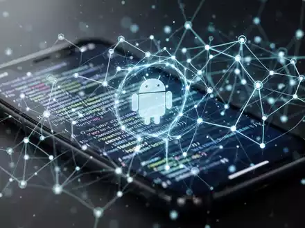 Leuchtendes neuronales Netzwerk über Smartphone-Bildschirm mit abstraktem Code, symbolisiert KI-gestützte Android-Malware-Erkennung. - Foto: über boerse-global.de