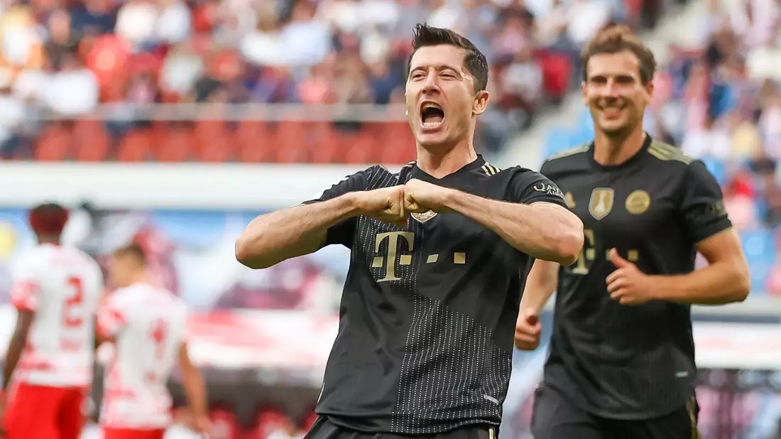 Robert Lewandowski (l) spielt künftig in den USA. (Archivbild) - Bild: Jan Woitas/dpa-Zentralbild/dpa