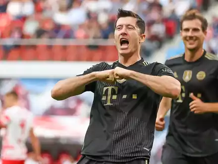 Robert Lewandowski (l) spielt künftig in den USA. (Archivbild) - Foto: Jan Woitas/dpa-Zentralbild/dpa