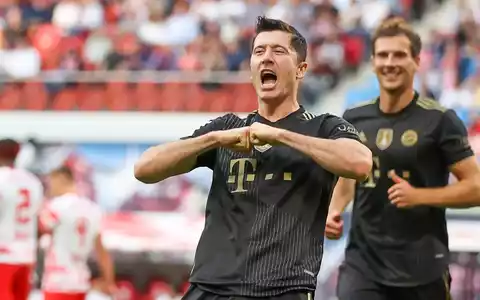 Robert Lewandowski (l) spielt künftig in den USA. (Archivbild) - Foto: Jan Woitas/dpa-Zentralbild/dpa
