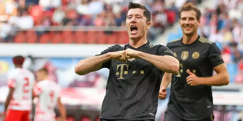 Robert Lewandowski (l) spielt künftig in den USA. (Archivbild) - Foto: Jan Woitas/dpa-Zentralbild/dpa