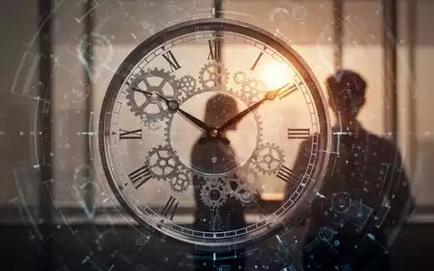 Eine stilisierte Uhr mit Zahnrädern und digitalen Überlagerungen, die Zeitmanagement und biologische Rhythmen symbolisiert. - Foto: über boerse-global.de