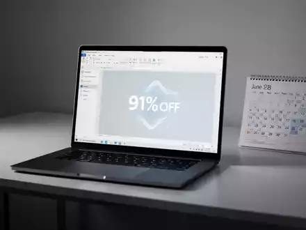 Laptop auf modernem Schreibtisch zeigt Microsoft-Office-Anwendung mit '91% RABATT'-Grafik, neben einem Kalender. - Foto: über boerse-global.de