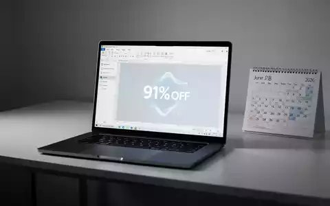 Laptop auf modernem Schreibtisch zeigt Microsoft-Office-Anwendung mit '91% RABATT'-Grafik, neben einem Kalender. - Foto: über boerse-global.de