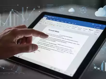 Eine Hand interagiert mit einem digitalen Tablet, das ein Microsoft Word-Dokument zeigt, im Hintergrund abstrakte Daten und Cloud-Symbole. - Foto: über boerse-global.de