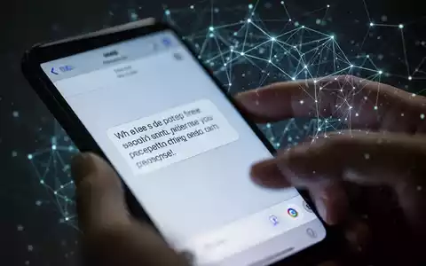 Nahaufnahme eines Smartphones, das eine betrügerische SMS anzeigt, mit unscharfen Händen, die damit interagieren. Ein digitales Netzwerk im Hintergrund. - Foto: über boerse-global.de