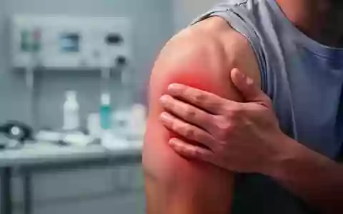 Nahaufnahme eines Arms und einer Schulter, die Muskelbeschwerden andeuten, mit einem medizinischen Hintergrund. - Foto: über boerse-global.de