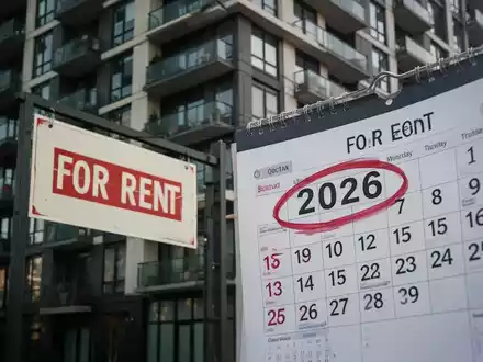 Eine moderne Mietwohnungsfassade mit einem 'Zu vermieten'-Schild, teilweise verdeckt von einem Kalender mit dem eingekreisten Jahr 2026. - Foto: über boerse-global.de