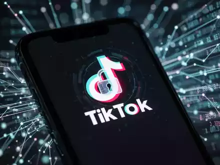 Nahaufnahme eines Smartphones mit dem TikTok-Logo und einem digitalen Schloss-Symbol, umgeben von verschwommenen Datenströmen. - Foto: über boerse-global.de