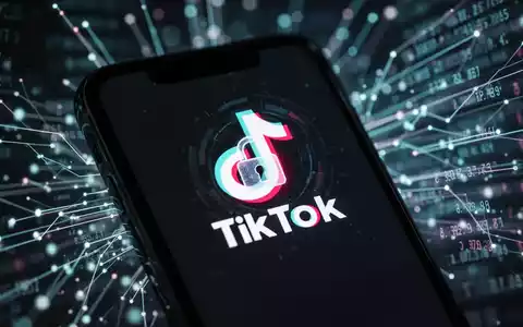 Nahaufnahme eines Smartphones mit dem TikTok-Logo und einem digitalen Schloss-Symbol, umgeben von verschwommenen Datenströmen. - Foto: über boerse-global.de