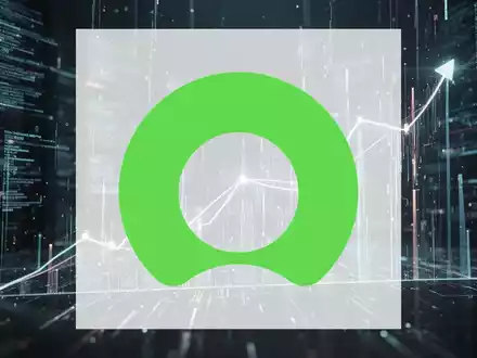 Eine abstrakte, atmosphärische Darstellung des Technologiesektors mit leuchtenden Datenströmen, die eine Stimmung der Erwartung und hohen Einsätze vermitteln. - Foto: über boerse-global.de