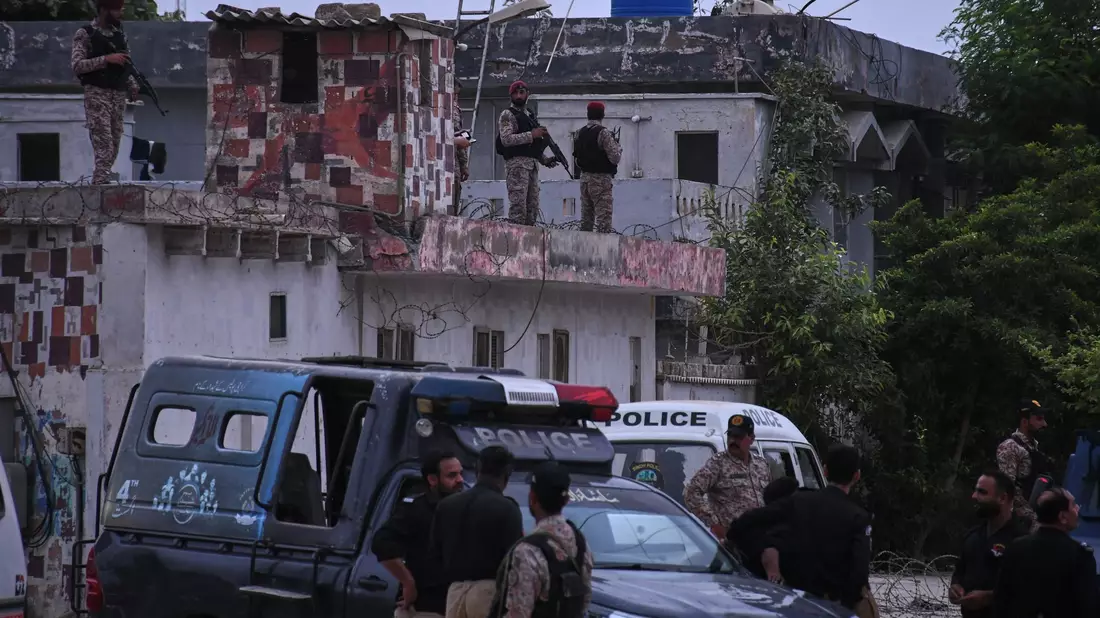 Nach dem Angriff in Karachi mit drei Toten pakistanischen Sicherheitskräften hat Pakistan Ziele in Afghanistan angegriffen. - Bild: Ali Raza/AP/dpa