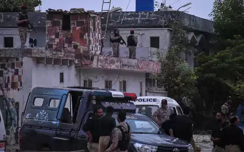 Nach dem Angriff in Karachi mit drei Toten pakistanischen Sicherheitskräften hat Pakistan Ziele in Afghanistan angegriffen. - Foto: Ali Raza/AP/dpa