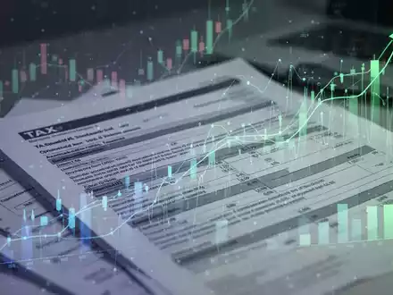 Eine abstrakte Darstellung von Finanzdaten und Steuerdokumenten mit digitalen Überlagerungen, die Datenfluss und Optimierung andeuten. - Foto: über boerse-global.de