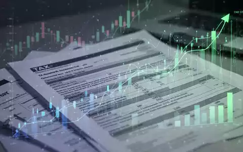 Eine abstrakte Darstellung von Finanzdaten und Steuerdokumenten mit digitalen Überlagerungen, die Datenfluss und Optimierung andeuten. - Foto: über boerse-global.de