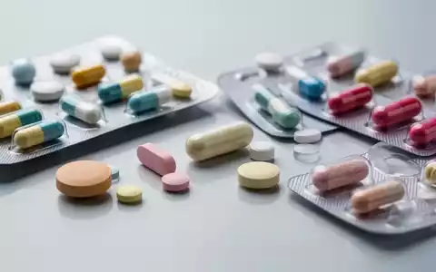 Nahaufnahme verschiedener pharmazeutischer Pillen und Kapseln, einige in Blisterpackungen, andere lose auf einer sterilen OberflĂ€che. - Foto: ĂŒber boerse-global.de