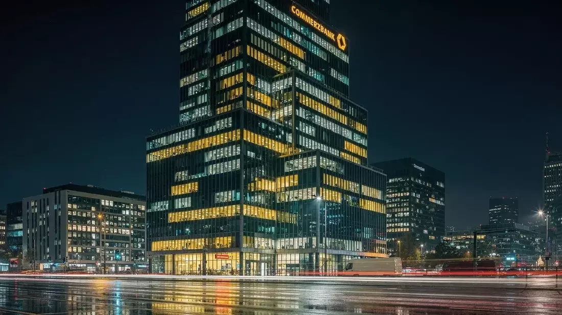 Commerzbank Battles Hostile UniCredit Bid as German Economy Stagnates