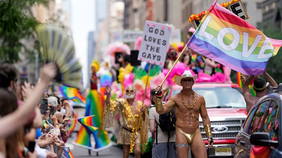 Zehntausende laufen bei der Pride-Parade in New York mit.  - Bild: Charles Sykes/Invision/AP/dpa